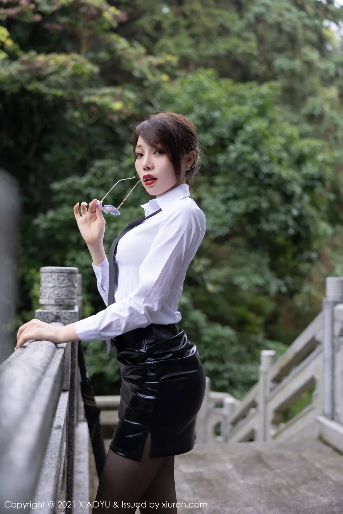 秀人集.com_[XiaoYu画语界]Vol.576_女神芝芝Booty山涧戏水主题白衬衣配皮短裙露黑丝裤袜诱惑写真83P