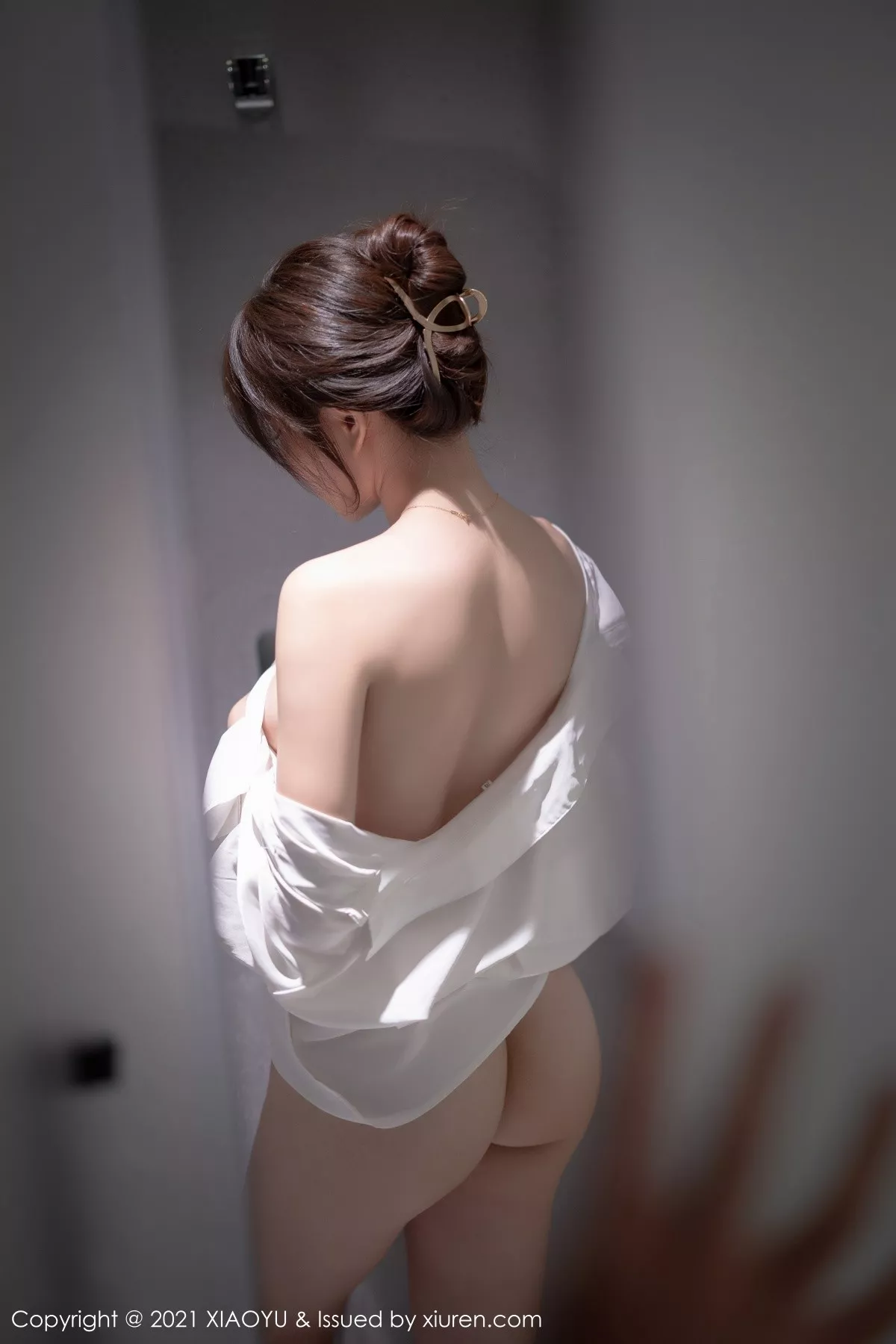 秀人集.com_[XiaoYu画语界]Vol.625_女神芝芝Booty私房性感白衬衫配粉色内衣秀完美身材诱惑写真95P