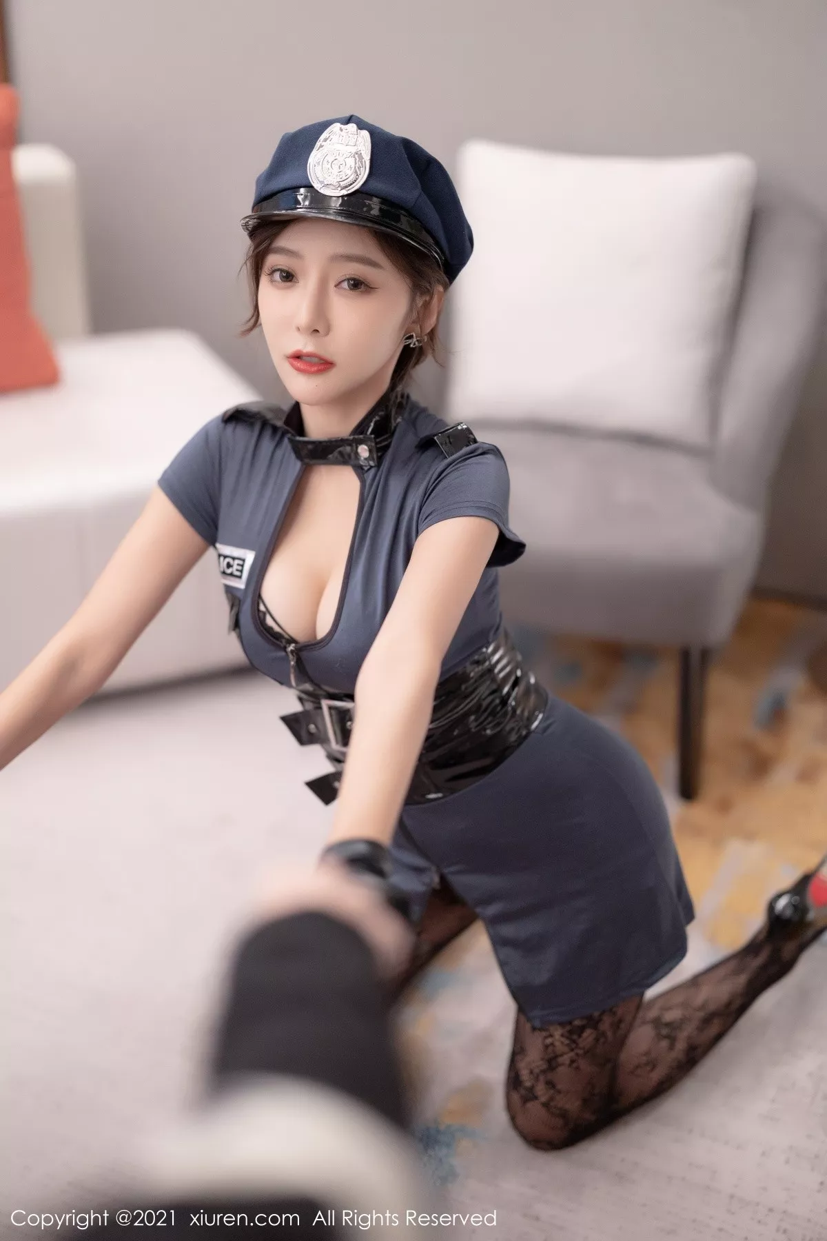 秀人集.com_[XiaoYu画语界]Vol.655_女神王馨瑶yanni私房女警制服半脱露性感内衣黑丝网袜诱惑写真83P