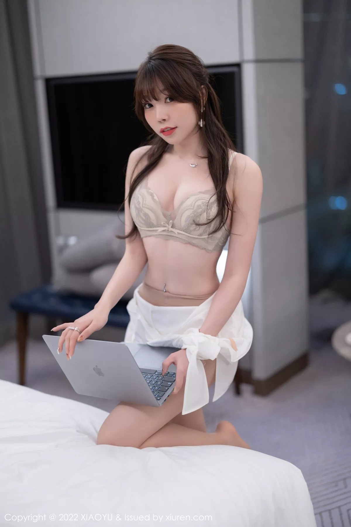 秀人集.com_[XiaoYu画语界]Vol.704_女神芝芝Booty性感白色连衣裙半脱露蕾丝内衣开档肉丝诱惑写真66P